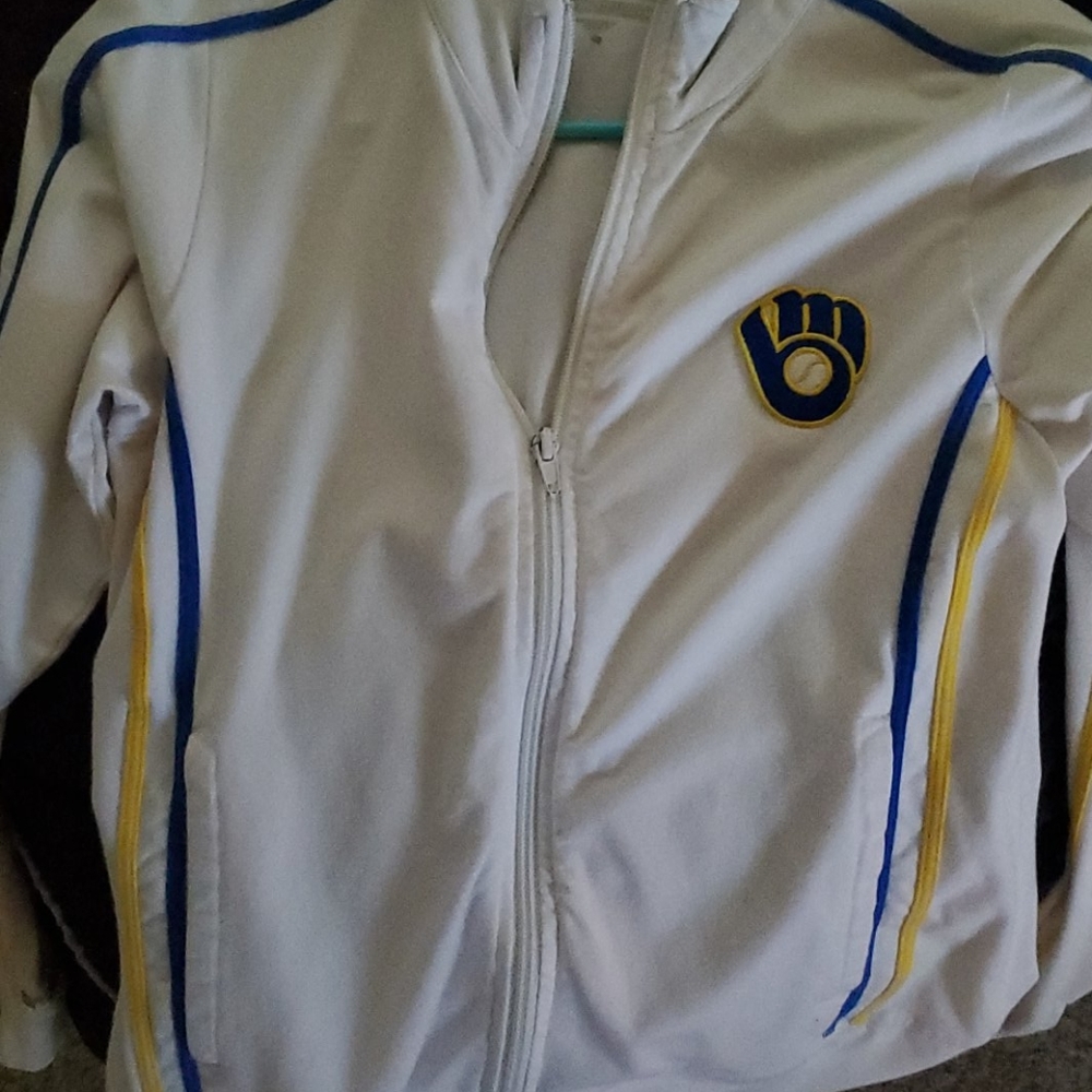 Brewers zip up